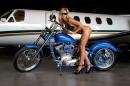 Des photos sexy de femmes posant avec une moto.